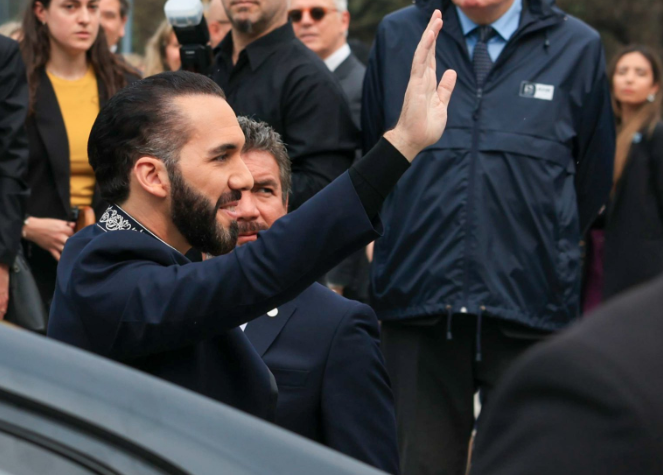 El Presidente
<a href="/nayibbukele/">Nayib Bukele</a>
ha llegado a la Plaza General San Martín, en Buenos Aires, donde está siendo recibido con honores militares para la ceremonia de colocación de una ofrenda floral al Monumento General San Martín, héroe argentino clave en la consolidación de la