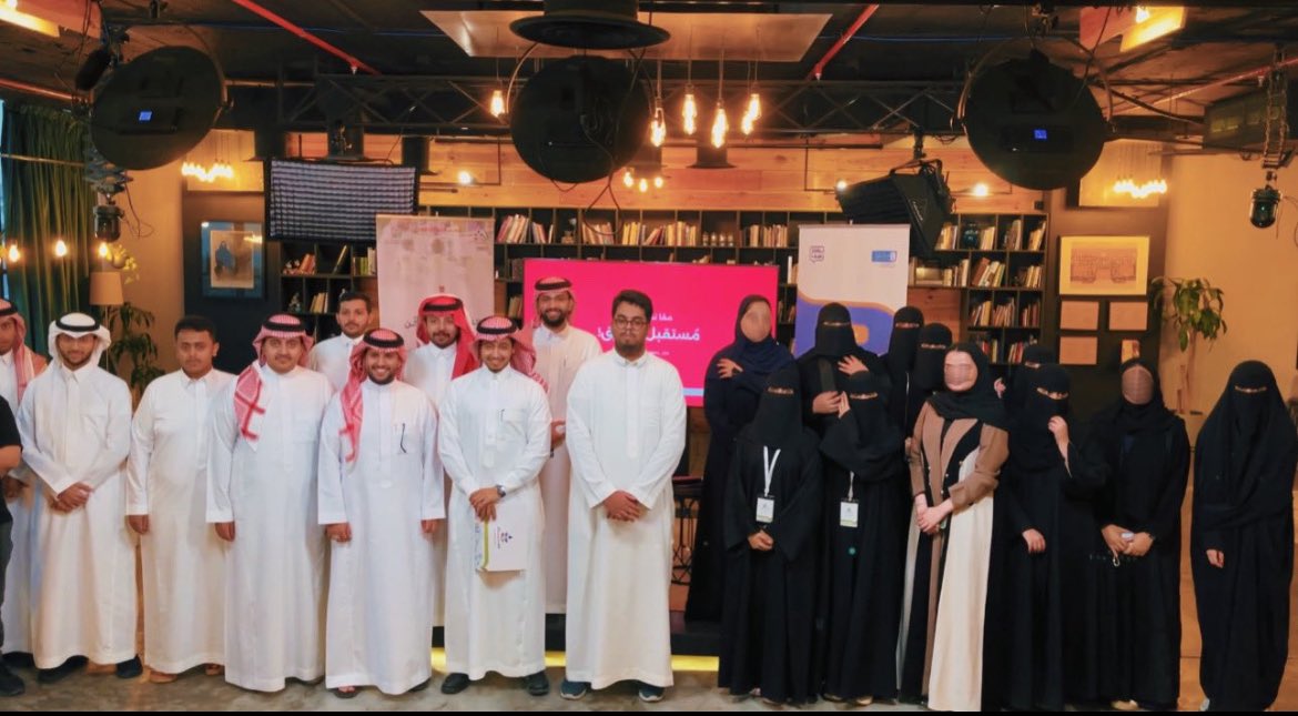 AS_ALHAMID's tweet photo. حضرت ورشة
 'الخطابة الفعالة: من الفكرة إلى الإلقاء' 

من تقديم الاستاذ: عمر المسعود @on4e_ . كانت تجربة مثرية، حيث استمتعت بالتواجد مع الزملاء وتعمقت في فن الحوار وفن المناظرات. 
تجربة تعلمت منها الكثير! 
#برنامج_مكن #نماء_احتضان_وتمكين https://t.co/NLXhWiIG4A