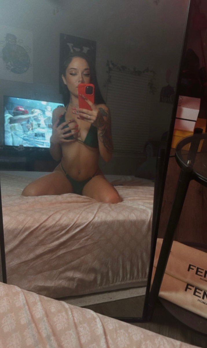 heyylizzi's tweet photo. lil body so tea 😋🦖 https://t.co/N91pfNvYKq