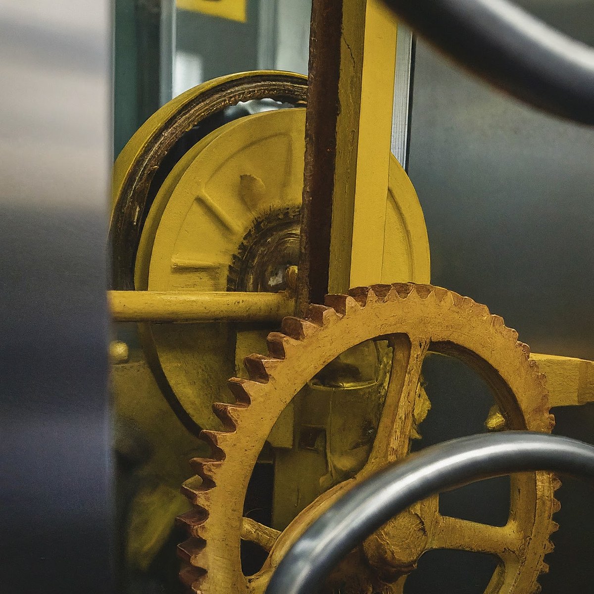 LiftsUsers's tweet photo. Elevator safety gear is crucial for your safety! It activates in emergencies, preventing free falls &amp; excessive speeds. Regular maintenance is essential.             
Elevator Safety Gear: "Your silent guardian, always watching over you. https://t.co/4w7wpVjzSO