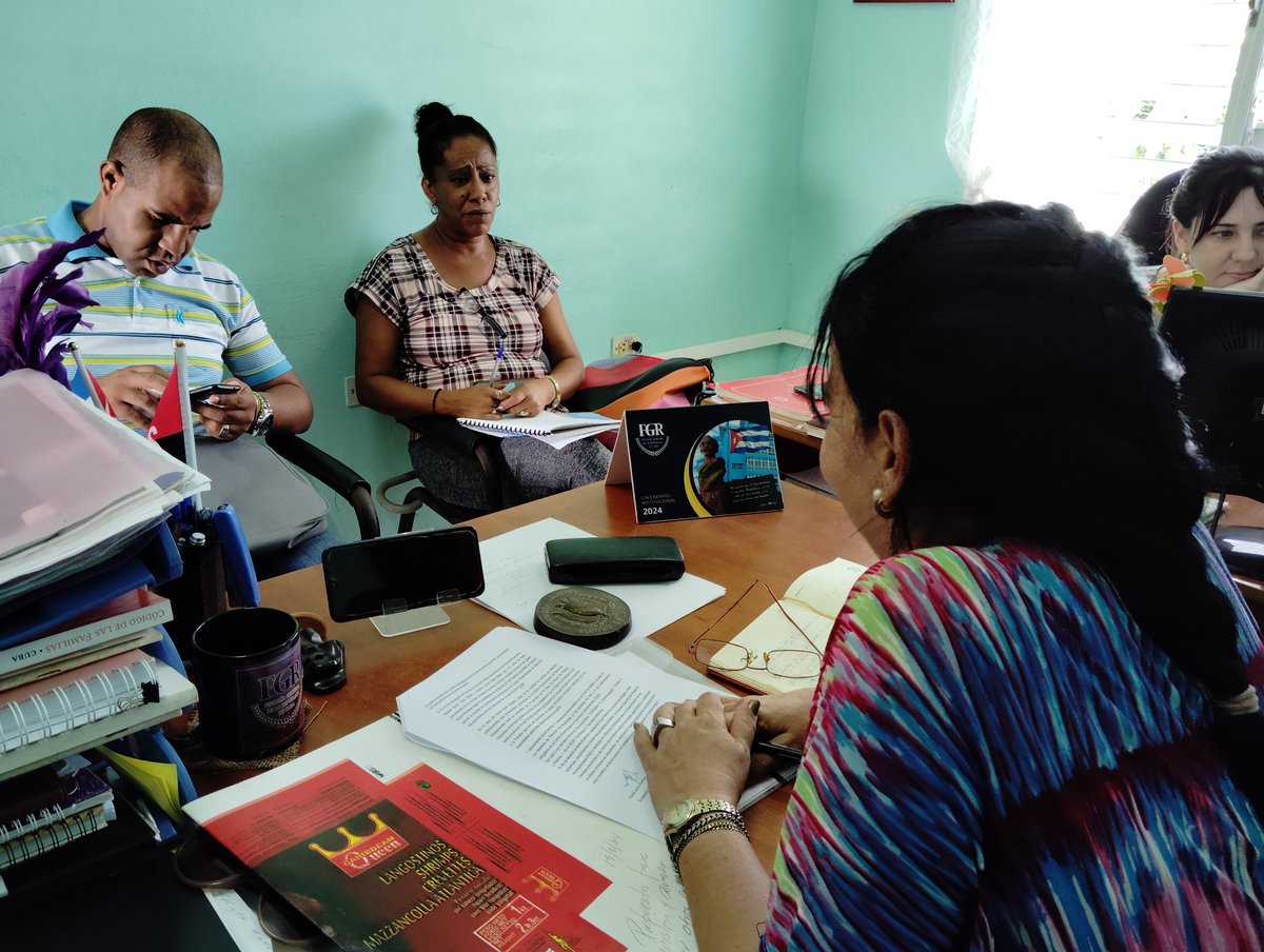 ⚖️📚✍️ El trabajo mancomunado es vital para la prevención. Objetivo esencial del despacho de #FiscalíaDeCienfuegos y Ministerio de Educación. El intercambio con Subdirector Provincial de Educación y Secretaria del Consejo de Atención a Menores del MINED trató sobre acciones por: