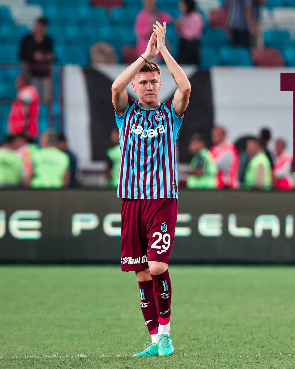 Trabzonspor formasıyla ilk maça çıkmak benim için gurur verici bir andı! Bu önemli galibiyeti takım arkadaşlarımla ve taraftarımız ile birlikte kutlamak tarifsiz bir mutluluk. Hep birlikte daha büyük zaferler için mücadele edeceğiz! 💪⚽️💙❤️