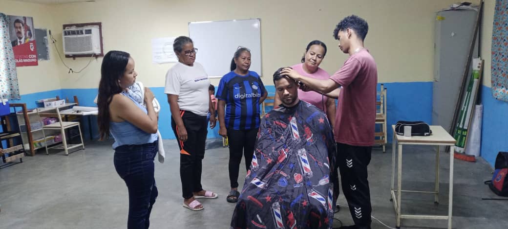 oritsy74's tweet photo. Cumpliendo los vértices de la Gran Misión Venezuela Mujer llevando conocimientos de barbería para el empoderamiento y la independencia económica de las mujeres de la parroquia 11 de Abril.

#PuebloSonrienteYEnPaz

@NicolasMaduro @OviedoPSUV https://t.co/ZbXRDA4Mti
