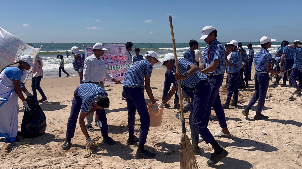 DycGuntur's tweet photo. #SwachhataHiSeva2024 #SwabhavSwachhataSanskaarSwachhata activities and #BeachCleanliness conducted at #Odarevu #Beach #BapatlaDistrict #CARDSNGO #AMJInternational #NehruYuvKendraGuntur #Cleanliness Andhra Pradesh State NYKS Director Ansuman Prasad Das graced the occassion https://t.co/5NU8vgjN6n