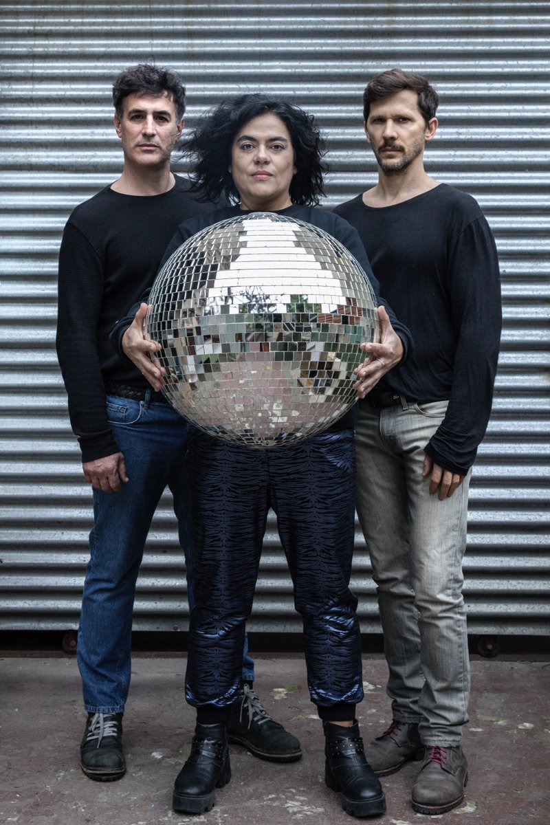 FEMBOT, El Sueño Argentino. Con <a href="/elhijodehender/">Martín Henderson</a> y <a href="/FabianaRey7/">Fabiana Rey</a> dirección <a href="/estebanmeloni/">Esteban Meloni</a> Los viernes a las 22:30Hs en Teatro Polonia, Fitz Roy 1475, Palermo. 
Entradas aca👇
alternativateatral.com.ar/obra89391-femb…