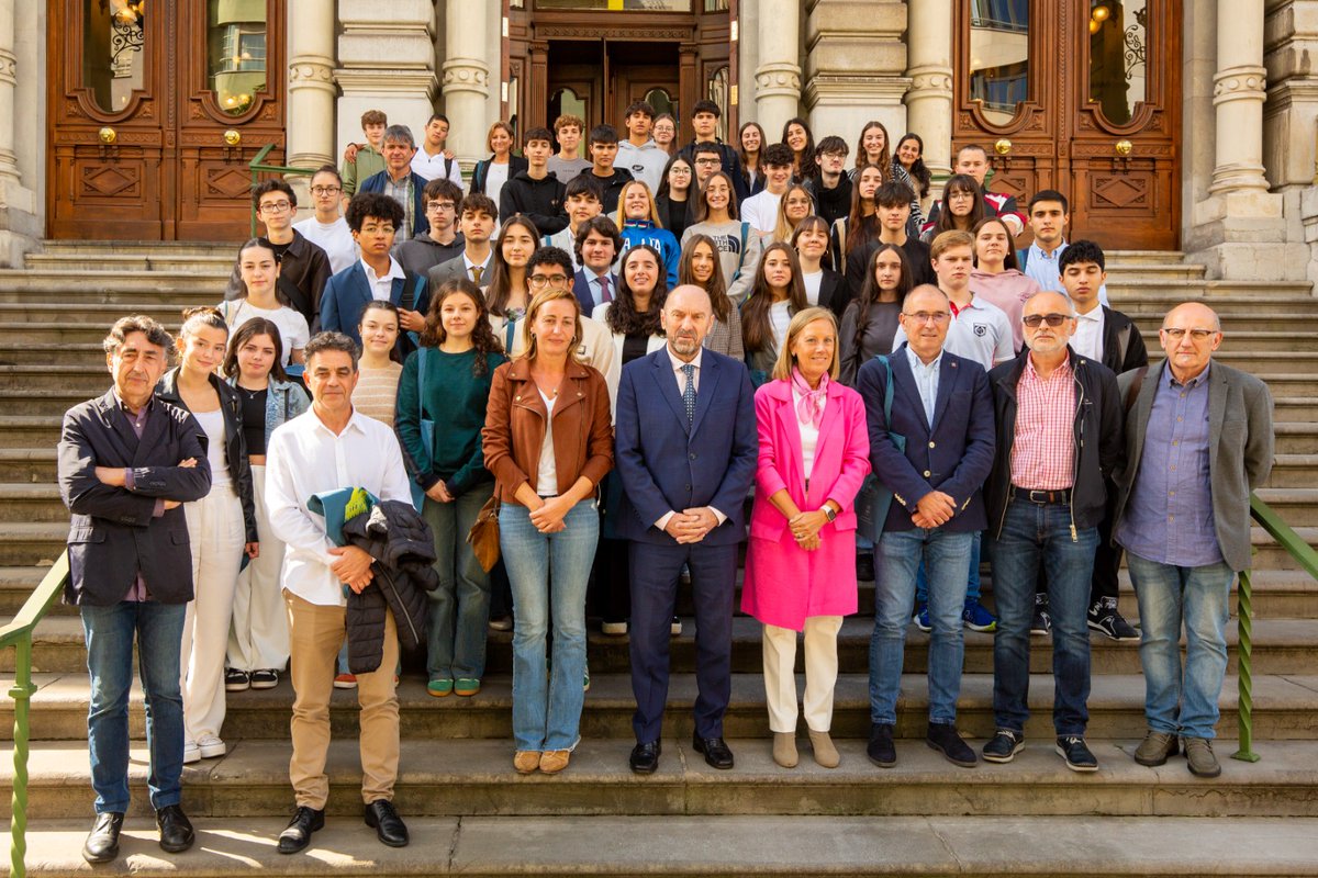 forocye's tweet image. Pleno de estudiantes de los cinco institutos del noroccidente de Asturias en la Junta General del Principado, recepción en el Ayuntamiento de Oviedo y visita guiada a la ciudad.