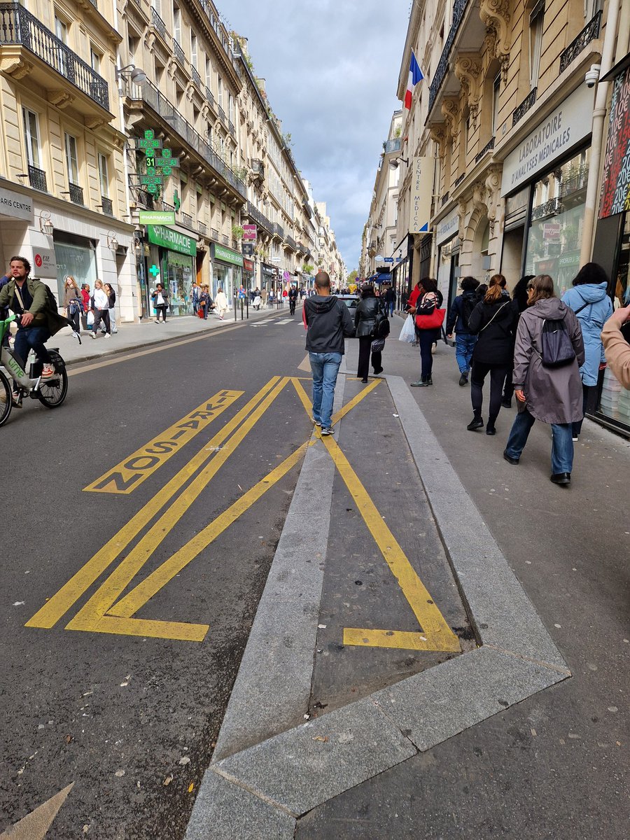 Parijs, dag 5. Was slechts 10 min. lopen naar Gare du Nord.
Parijs doet wel wat voor voetgangers: autovrije straten, vergroening.
Maar 'rouler au pas' is voor automobilisten 40 km/u en fietsers geven zelden voorrang.
Positief: livraison (bevoorrading) deels op stoep en op straat.