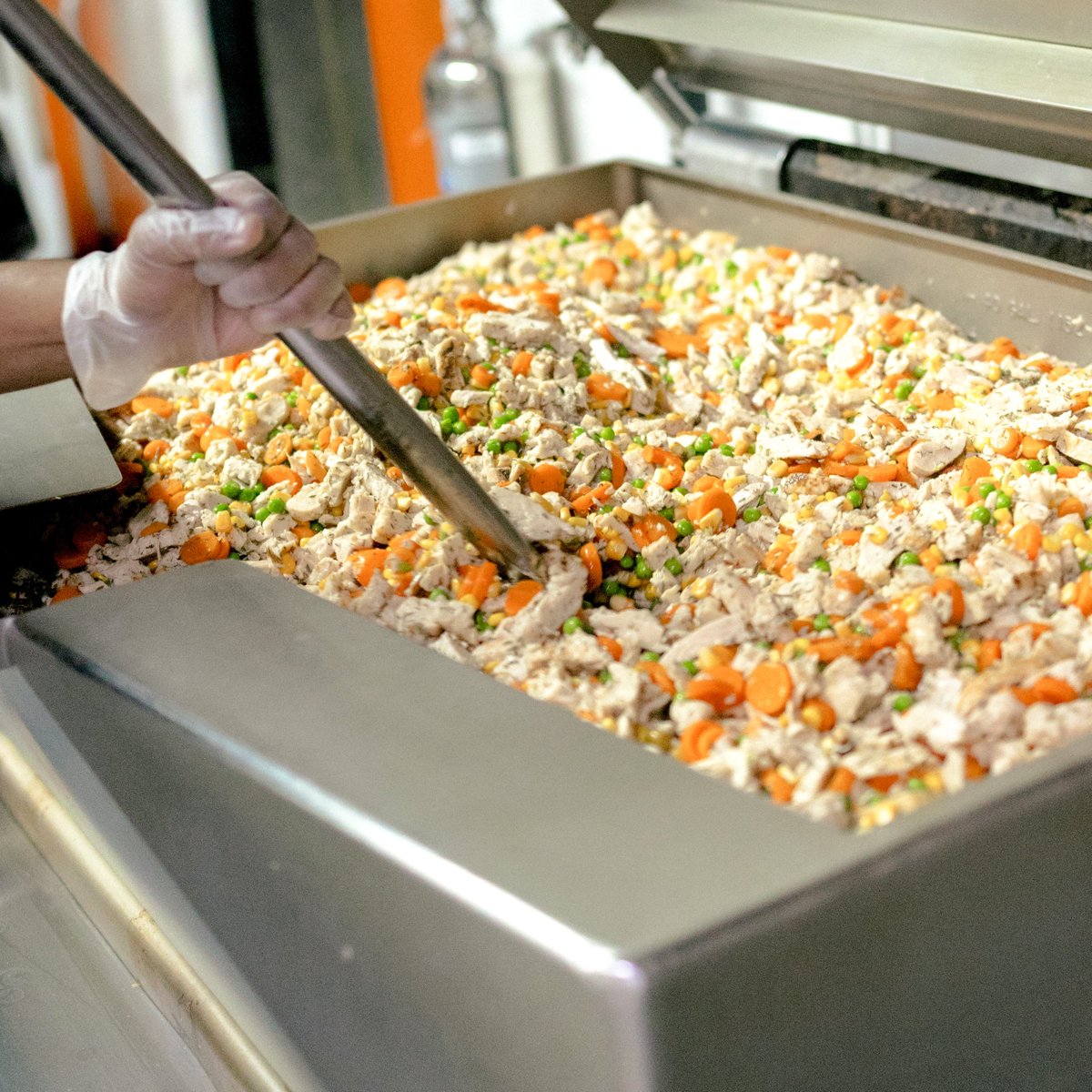 Preparing a fresh batch of chicken, carrots, and peas to serve the great people of NYC! 📷 Each meal is made with care, ensuring high-quality, nutritious food for our communities. #KommissaryCares #FeedingNYC #HalalMeals #CommunitySupport