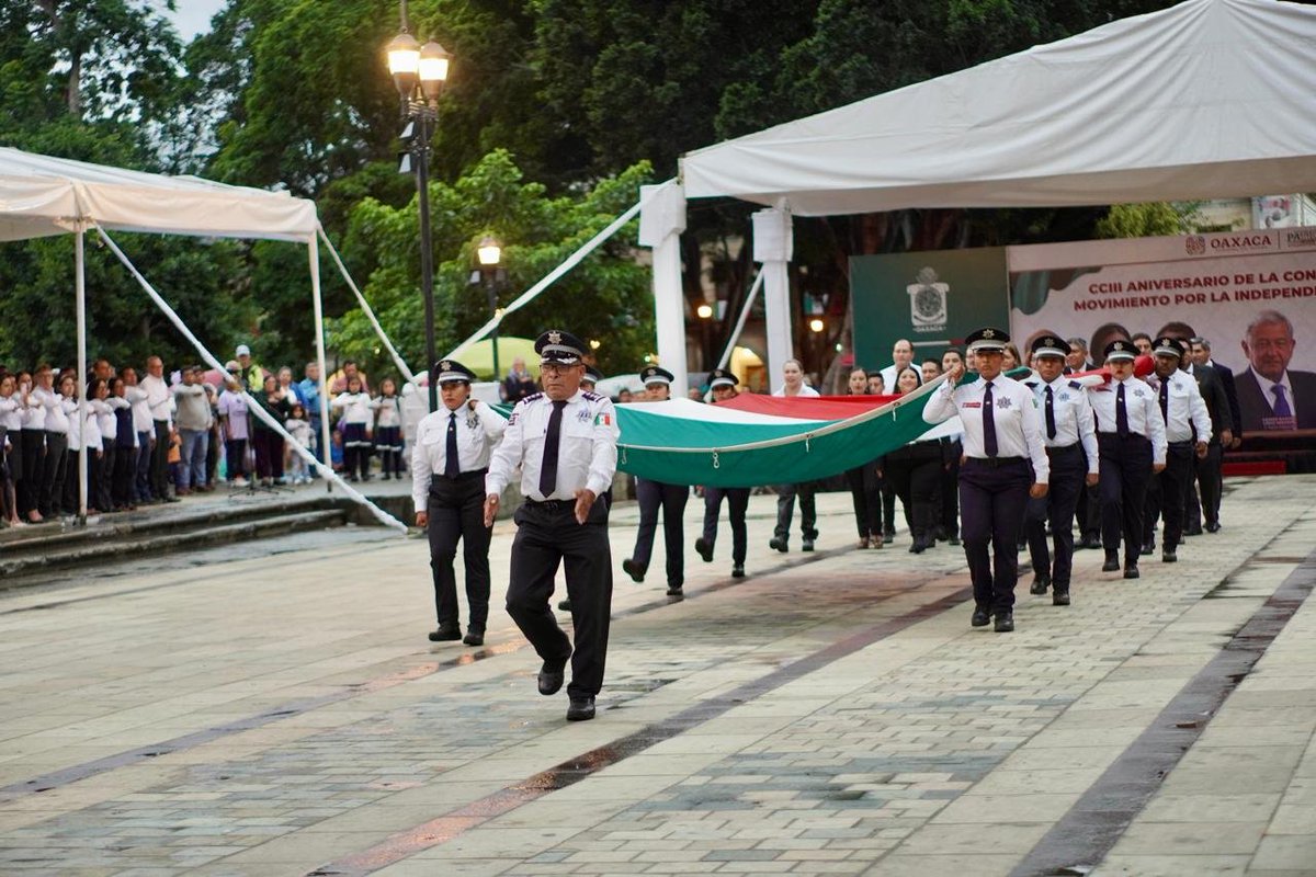 PolVial_GobOax's tweet photo. 🇲🇽 La tarde del sábado, la @PolVial_GobOax participó en la Ceremonia de Arriamiento de la Bandera Nacional en la Alameda de León, acto que correspondió a la @CCO_GobOax y la @DDHPO y que promueve los valores cívicos y el respeto por nuestro lábaro patrio. #Oaxaca #OaxacaDeJuárez 

@GobOax @salomonj @IvanGarcia_A @ToryLopezS