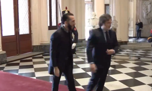 🇸🇻📷 Con honores es recibido el Presidente <a href="/nayibbukele/">Nayib Bukele</a>
, en su llegada a la República Argentina, donde se reunirá con su homólogo,<a href="/JMilei/">Javier Milei</a>
.  Este encuentro consolida los lazos de amistad y cooperación entre ambas naciones.