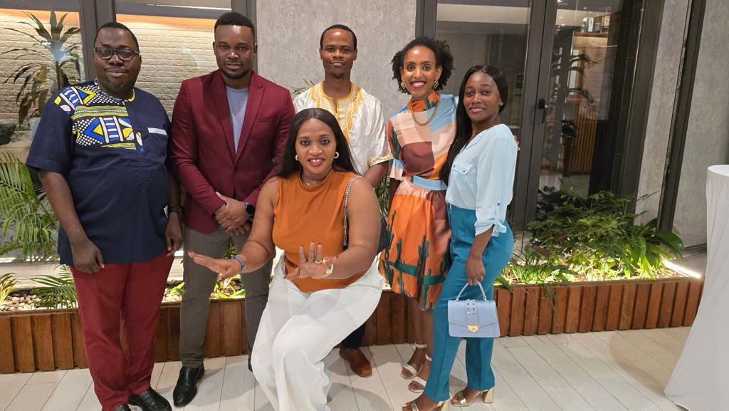 La semana pasada estuvimos representados por algunos de los <a href="/WashFellowship/">MandelaWshFellowship</a> fellows en el 'Happy Hour' que organizó la embajada <a href="/USEmbassyEG/">U.S. Embassy Malabo 🇺🇸🇬🇶</a> para su alumnado y los graduados en los EEUU. 

El encuentro sirvió para crear conexión,  actualización de su actividad y crear comunidad.