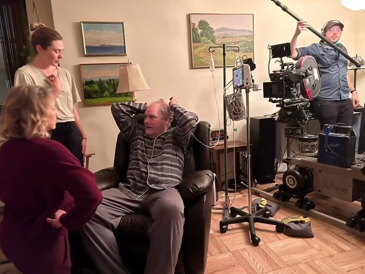 wandasolsen's tweet photo. Elizabeth Olsen on the set of His Three Daughters https://t.co/NN6rBr45kn