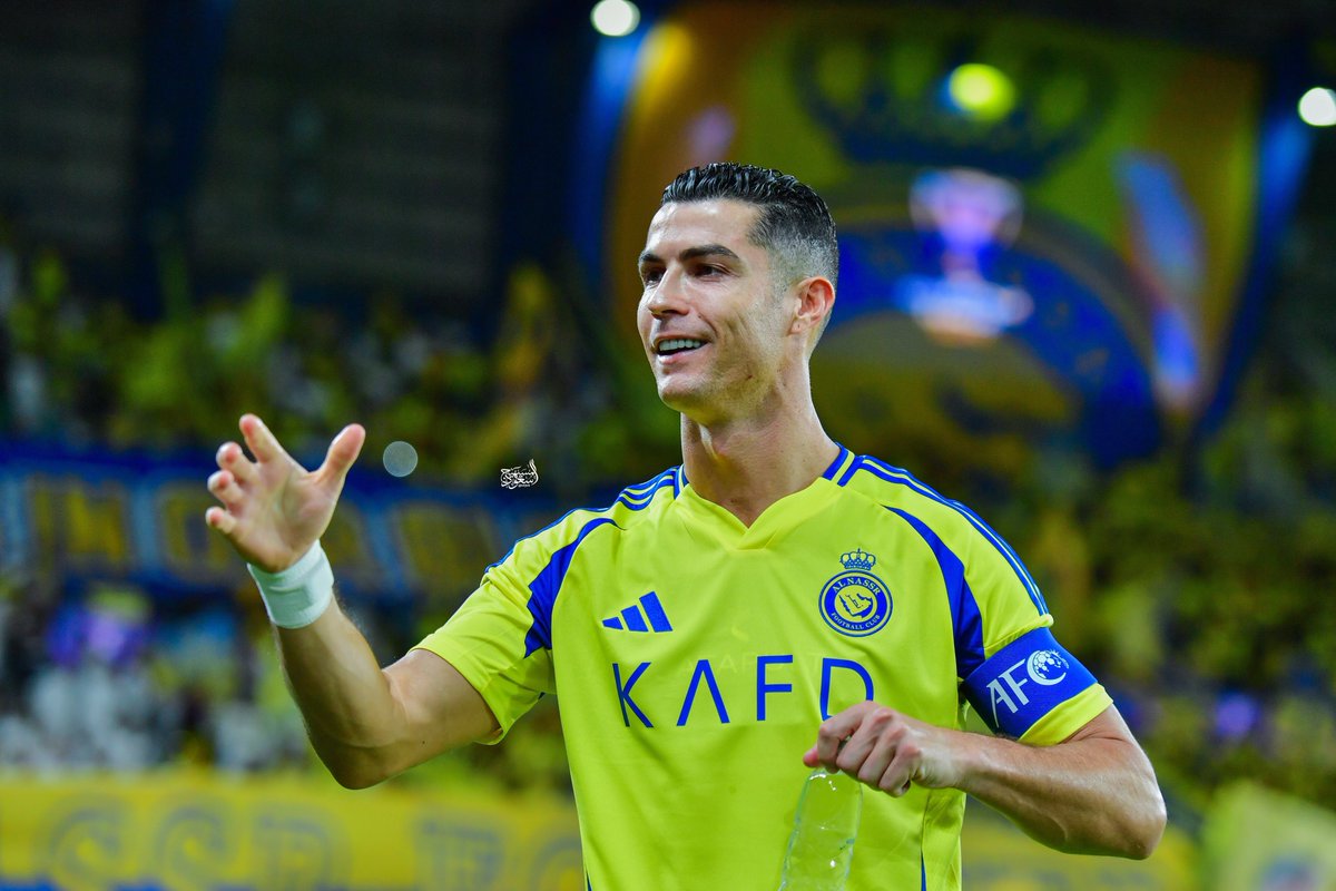 CR7xWorld's tweet photo. كريستيانو يسلم على لاعب أفضل منه https://t.co/l1KFSxTIQD