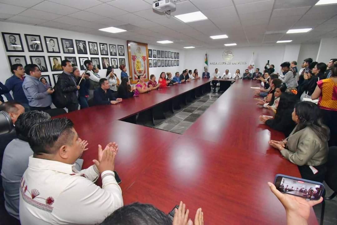 SergioLopez_S's tweet photo. En un acto de respeto y honor a nuestra historia legislativa, esta mañana reinauguramos la “Sala Expresidentes” del H. Congreso del Estado de Oaxaca (@CongresoOaxaca_), un espacio que ha sido sede de grandes debates y construcción de consensos que han definido la ruta del desarrollo de nuestro estado.

Agradezco la compañía deq expresidentas y expresidentes de la Mesa Directiva.
#LXVLegislatura