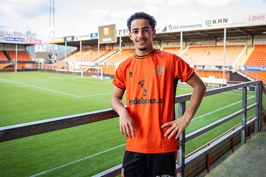 DonFcgb's tweet image. 🚨 #MercatoFCGB : 

👀 Comme indiqué hier par le coach @IrlesBruno, 2️⃣ nouveaux joueurs vont rapidement s’engager avec les #Girondins. Il s’agit de : 

🔹Safouane #Karim, jeune (20 ans) ailier droit  et milieu offensif international #U17 🇲🇦, libre depuis la fin de son contrat…