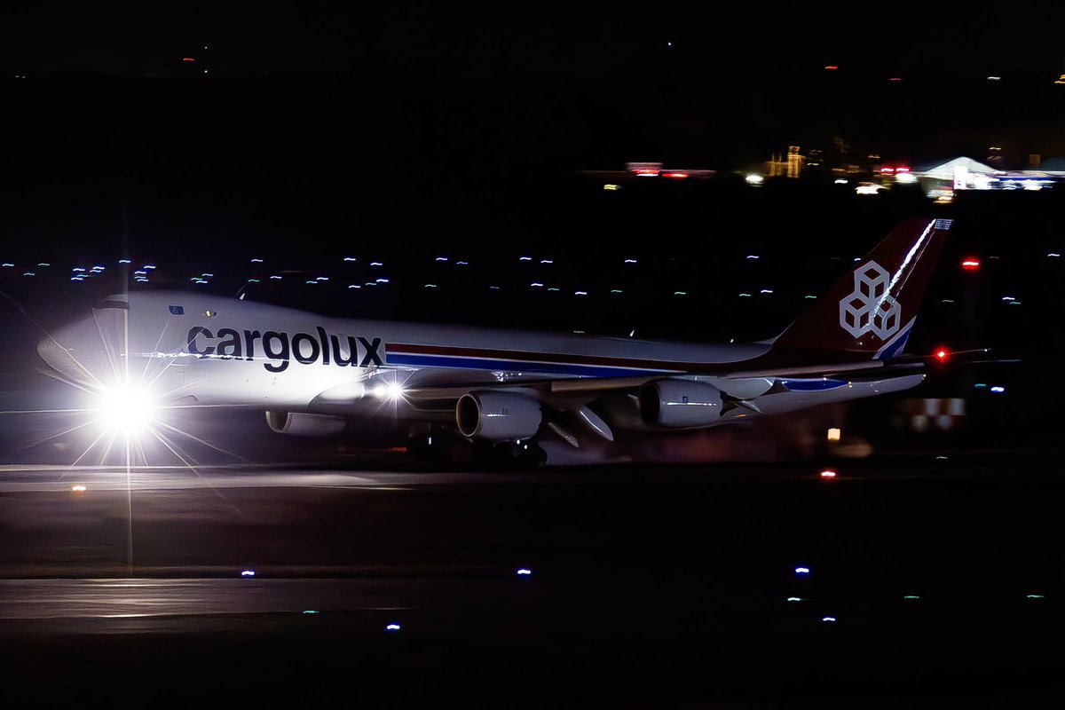GFBAvPhoto's tweet image. Stepping back to the year 2013 for a bit.  Here, we have one of my earlier panning efforts of this Queen touching down on 26L.
#IAH #KIAH  #AvGeek #HoustonSpotters #HoustonPhotographer #gfb_2024 #Cargolux #B747 #queenodtheskies #panningrules