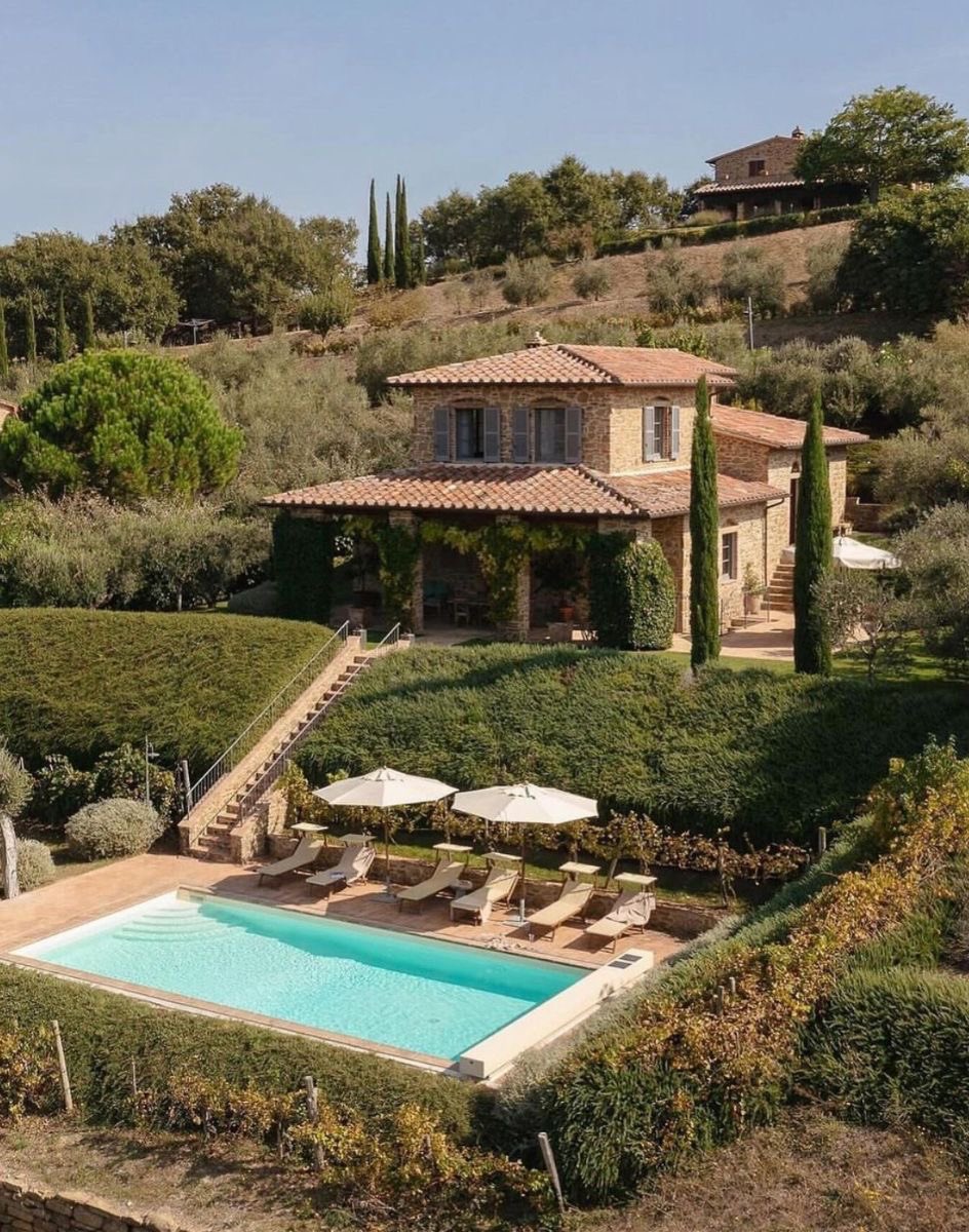 HOUSEPORN___'s tweet photo. Villa in the Italian countryside. https://t.co/zGkjg6CTHv