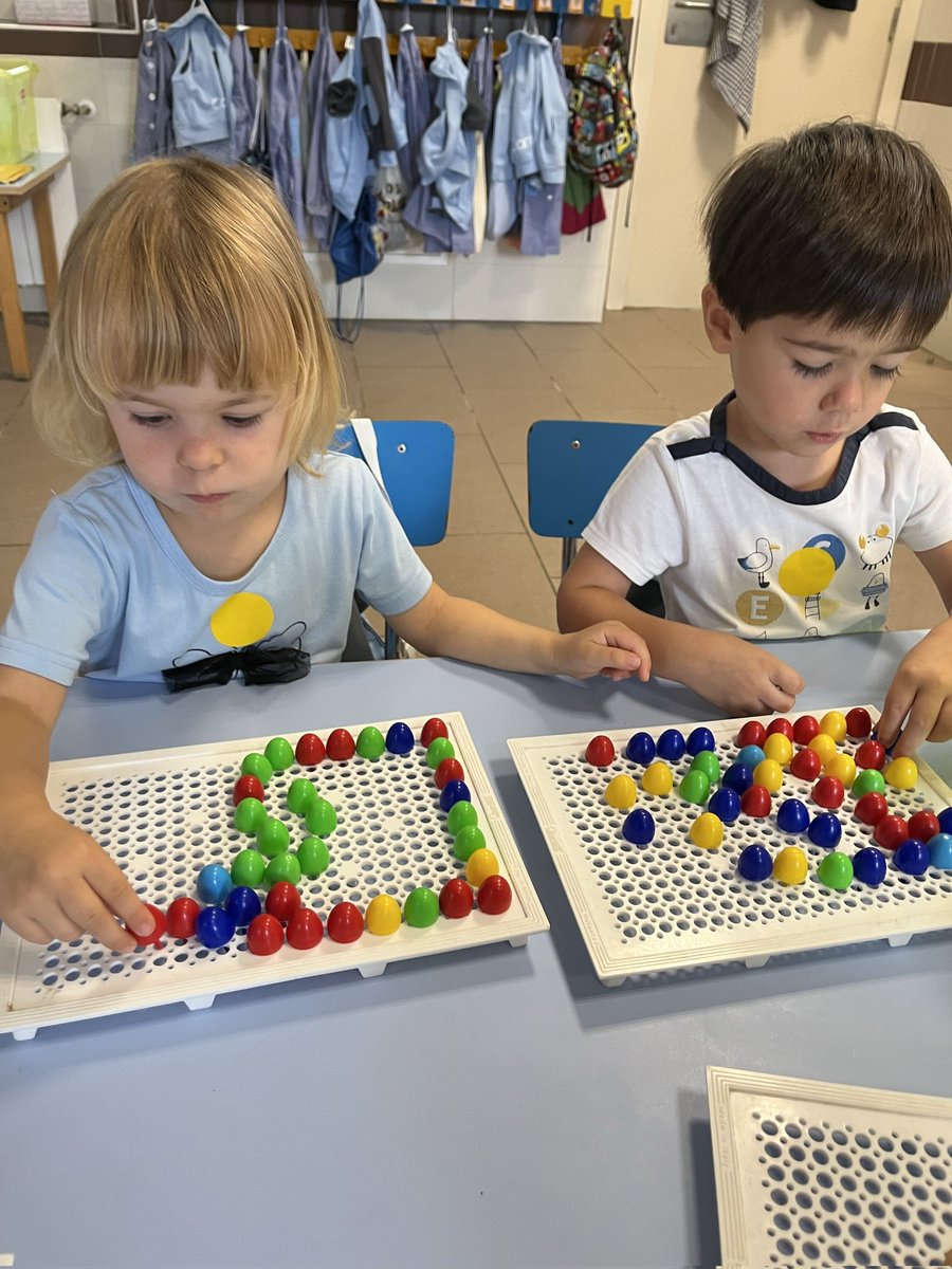 carmelitestgn's tweet photo. #ADMTWC #PARVC A la  classe de la Llimona els nensi nenes de 3 anys ens divertim aprenent els colors en anglès a través del joc! English is fun! #somifemescola #aprenemfentipensant #viucarmelites https://t.co/hBjuhkw7qF