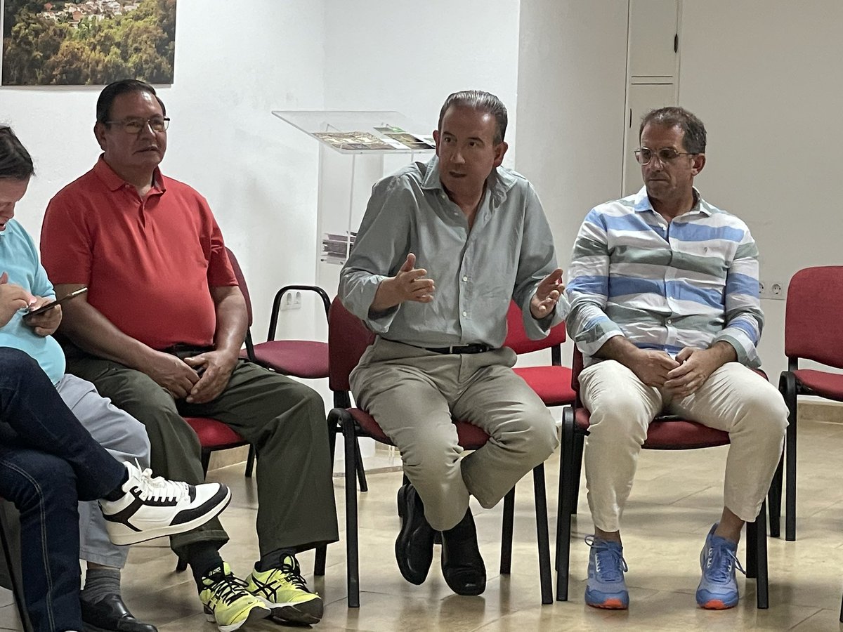 psoedehuelva's tweet photo. 🔴 La sierra de #Aracena y Picos de #Aroche sufre el abandono de los servicios públicos:
❌ Sin Chare y falta de médicos en los centros de salud
❌ Recortes de líneas de transporte público
❌ Eliminación de aulas y falta da mantenimiento en las instalaciones
#SantaAnaLaReal https://t.co/PnflrcREKf