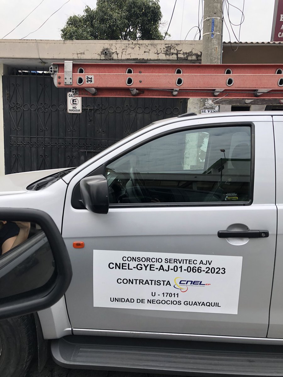 CaritoRed's tweet photo. @CNEL_EP capaciten a su gente para que respeten a los ciudadanos https://t.co/HnLUDGDStU