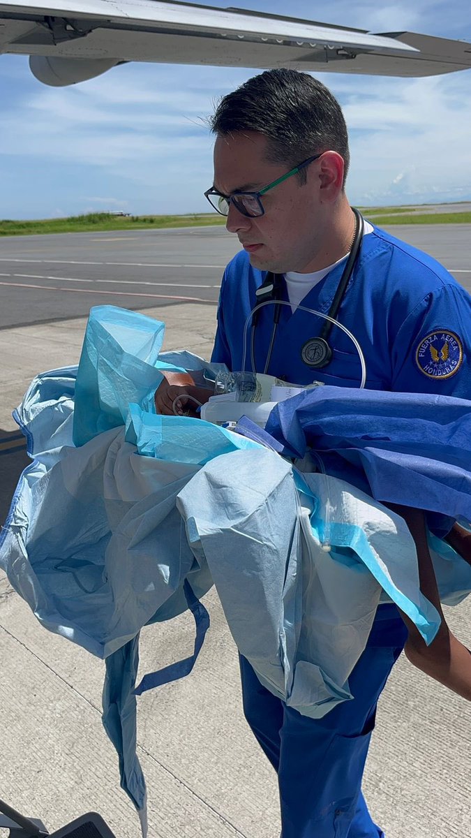 AereaHn's tweet photo. #NoticiasFAH || En estos momentos aeronave Cessna Caravan C-208B de tu #FuerzaAereaHN realiza la evacuación aeromédica desde Roatán, Islas de la Bahía hasta la Base Aérea “Hernán Acosta Mejía” #BASEHAM de un menor de 1 año y 9 meses con quemaduras en su espalda y tórax, el cual será recibido por unidades de emergencia. ✈️🚁🇭🇳

#FAHcontigo  "Las Alas de Honduras" #CentinelasDelAire #93añosFAH