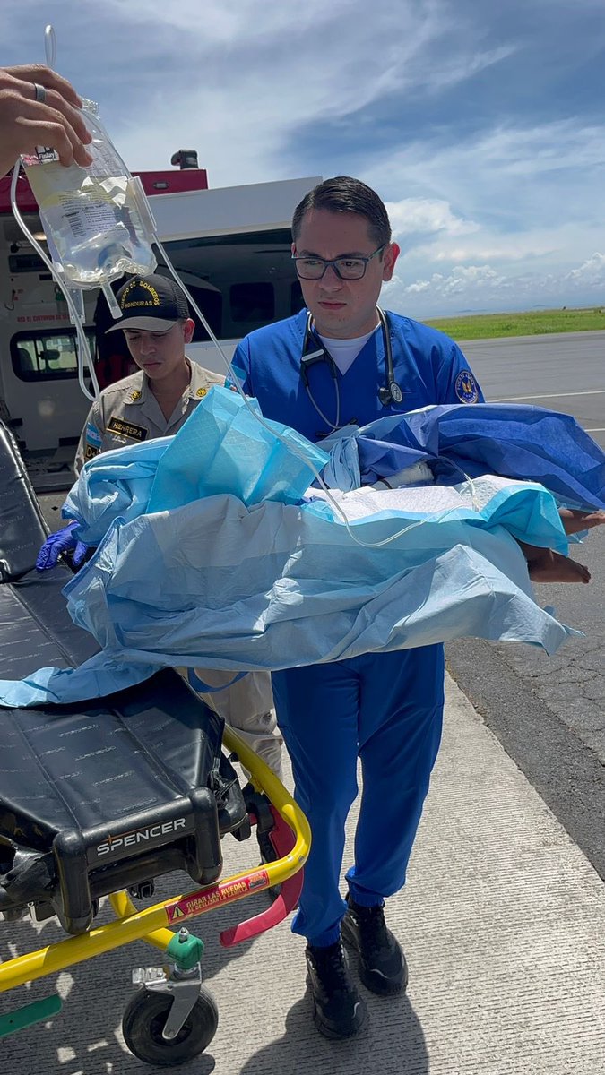 AereaHn's tweet photo. #NoticiasFAH || En estos momentos aeronave Cessna Caravan C-208B de tu #FuerzaAereaHN realiza la evacuación aeromédica desde Roatán, Islas de la Bahía hasta la Base Aérea “Hernán Acosta Mejía” #BASEHAM de un menor de 1 año y 9 meses con quemaduras en su espalda y tórax, el cual será recibido por unidades de emergencia. ✈️🚁🇭🇳

#FAHcontigo  "Las Alas de Honduras" #CentinelasDelAire #93añosFAH