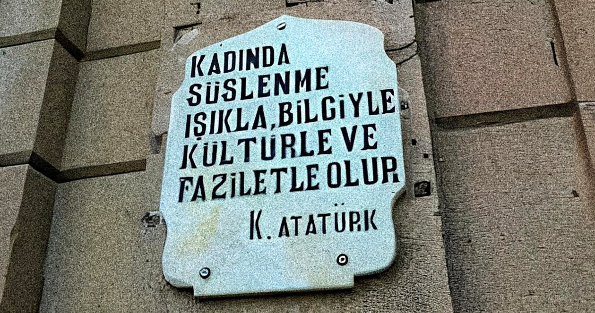 Kadında süslenme ışıkla, bilgiyle, kültürle ve faziletle olur.