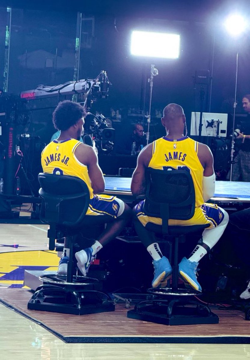 LakersLead's tweet photo. THIS IS HISTORY

(via @BenGolliver) https://t.co/cr2je5h0L5