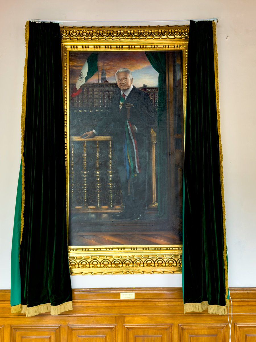 Este es el retrato al óleo del presidente Andrés Manuel López Obrador, que permanecerá en la Galería de los Presidentes de Palacio Nacional.

La obra es del artista yucateco  Jorge Ermilo Espinosa Torre.

¿Qué interpretación tienen ustedes de este cuadro?