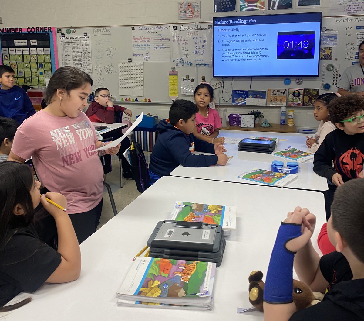 Students in 3rd grade brainstorm and compare their knowledge about fish before reading. Los estudiantes de 3er grado hacen una lluvia de ideas y comparan sus conocimientos sobre los peces antes de leer. #TogetherAsOne <a href="/Ms_AniSmith/">Ms. Smith</a>