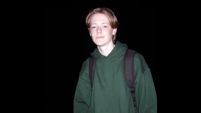 Sign Crushes Motorist - The Enigmatic 19-year-old from Donegal with 14 aliases &amp; 200M+ streams 🧵 …