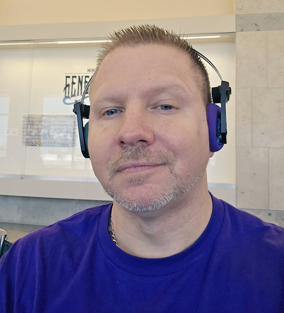skeeb23's tweet photo. Spend all weekend at #Canjam listening to expensive gear. Then chill at the airport with audio bliss. #portapro #wireless @koss https://t.co/TTFjawQvoj