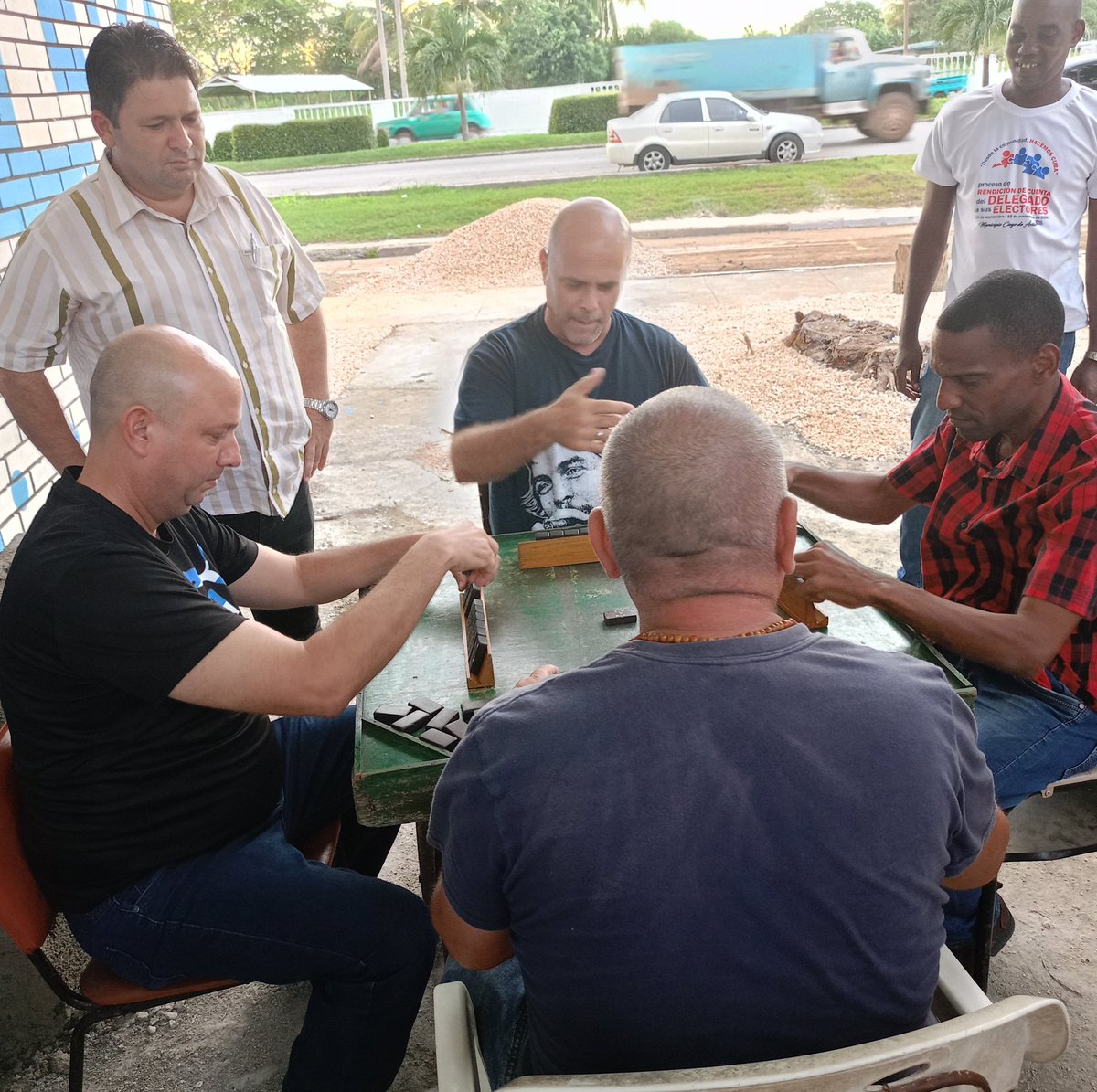 Los vecinos de los 9 plantas de Ciego de Ávila jugaban dominó allí, pero el fango y el sol los castigaban. Deseaban un techo, y como parte de la reanimación de los alrededores, hoy lo tienen. Autoridades y comunidad trabajando con un propósito. iSí se puede! #Cuba #CDRCuba