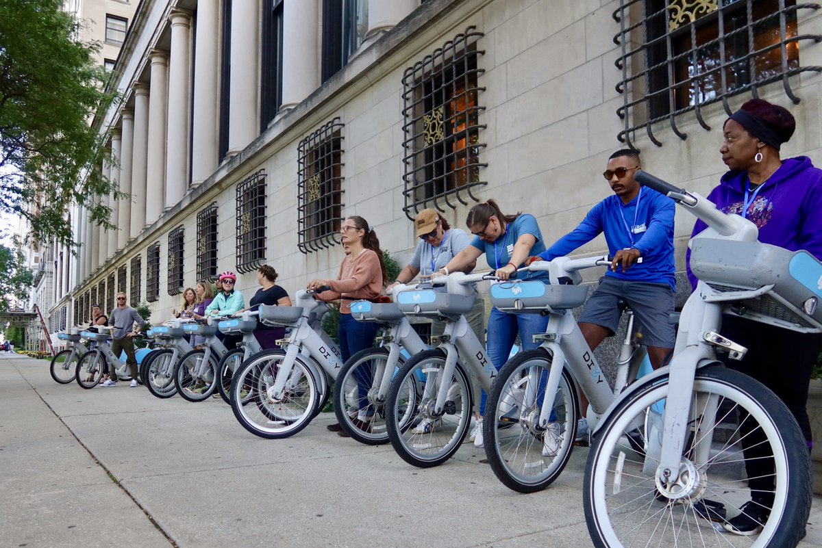 ELPCenter's tweet image. ELPC's @LenaGReynolds led a field trip biking the lakefront trail to @ChicagoParks Northerly Island with @ChicagoSafe &amp;amp; @NPCA.

We heard about shoreline resilience amid a changing climate, clean transportation as climate action, and connecting diverse communities with nature.