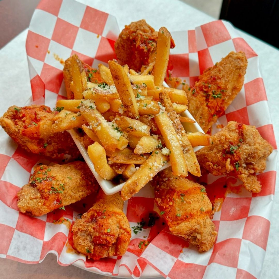 Come try this week’s Chef Specials 👨🏽‍🍳

-Freaky Thai Shrimp
-Mikey’s Short Rib Street Tacos
-Delgado’s Chicken Parm Sandwich
-Uptown Chicken Box