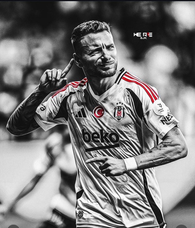 Besiktaslilik's tweet photo. Net penaltısını vermediler, oda gitti penaltı noktasından uçarak kafa golü attı. 

Ciro Immobile. https://t.co/OiNkNXZtTd