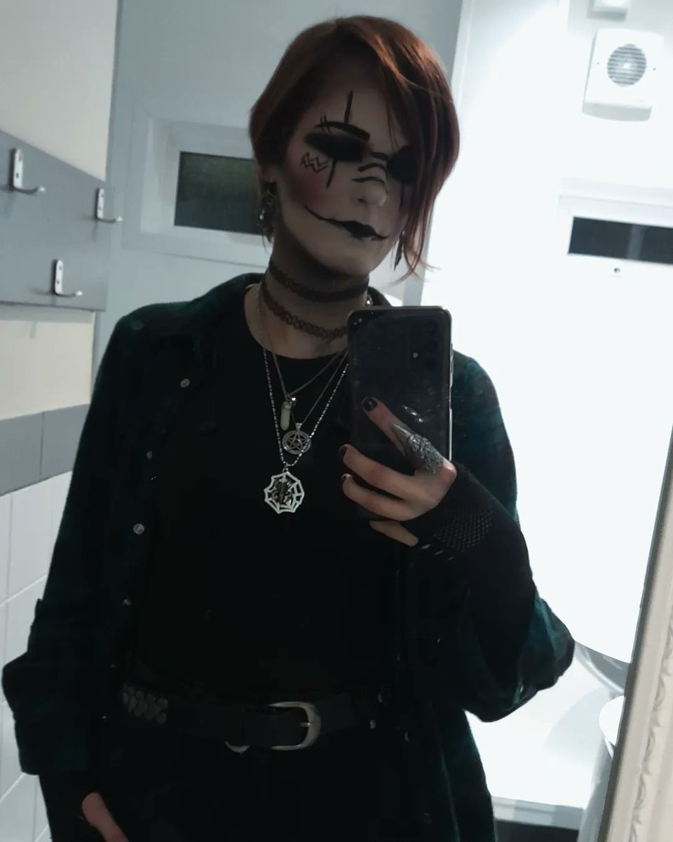 Feeling the autumn vibes, especially with October around the corner 🖤💜🖤💜

#gothicmakeup #gothicfashion #autumnfashion