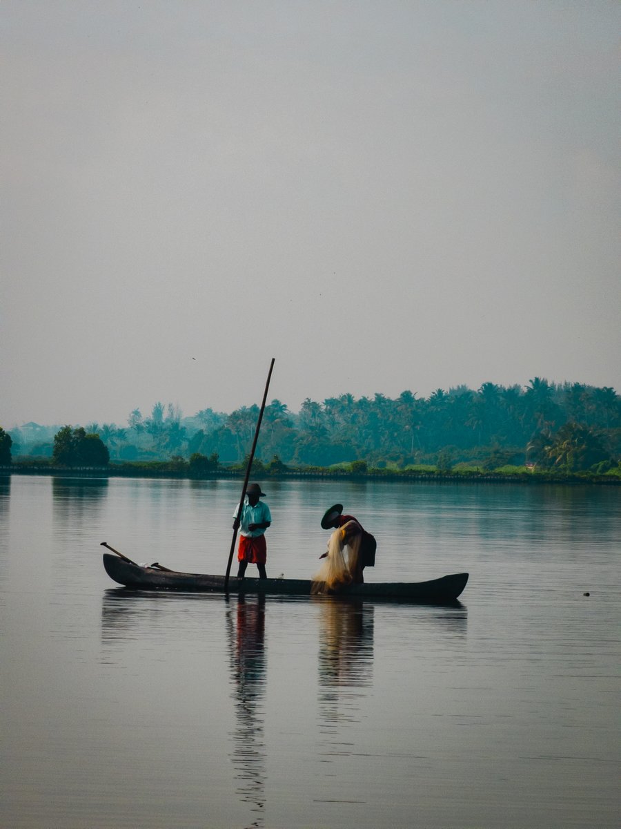 playingwtpixels's tweet photo. Lost in the calm rhythm of Kerala's backwaters, where life flows gently and every moment feels timeless. 🌿✨ #KeralaDiaries #BackwaterBliss https://t.co/l2XYZwEadH