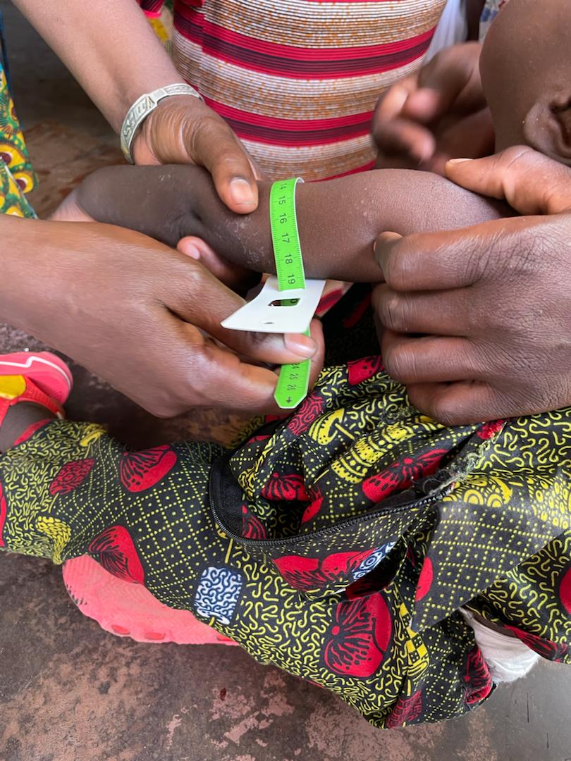 📍#Bamako today: the <a href="/RESCUEorg/">IRC - International Rescue Committee</a> #Mali team provides 💵 assistance to 328 flood-affected families, on site screening of children for malnutrition - done together w/#Malian 🇲🇱authorities &amp; collaborated w/<a href="/open_mali/">OPENMali</a>'s humanitarian aid for a larger impact.