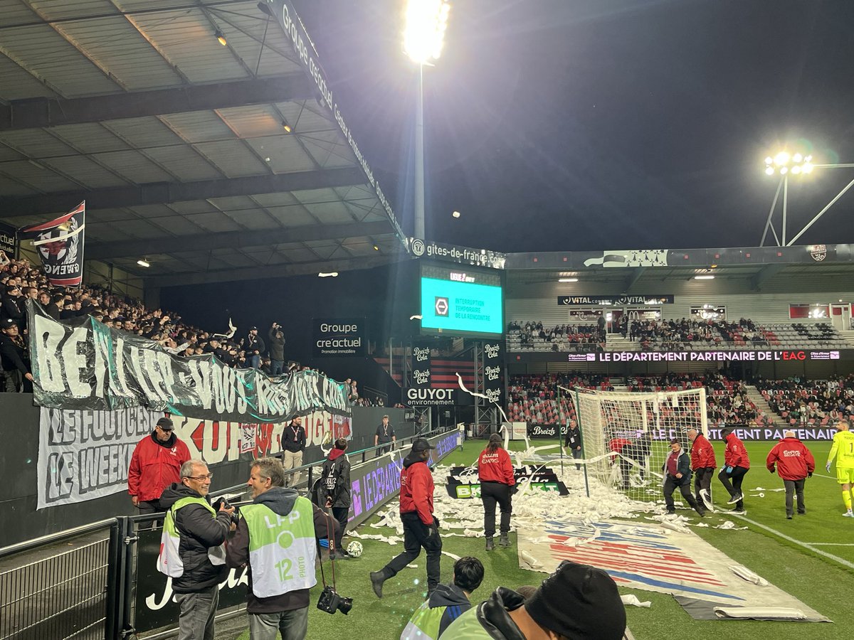 ALaGuingampaise's tweet photo. Légère interruption en début de match. Du papier hygiénique a été jeté depuis la Latérale Ouest. #EAGSMC https://t.co/uHh47C8n7G