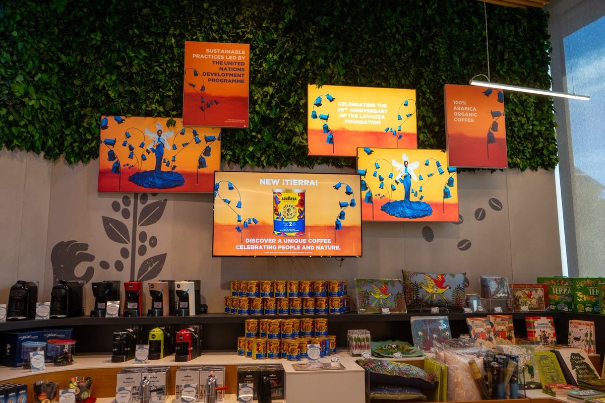 PNUDEcuador's tweet photo. ☕🌿 #ProducciónSostenible | El primer café sin deforestación del mundo, es ecuatoriano 🇪🇨

En el marco del 2⃣0⃣º aniversario de la Fundación Lavazza, @lavazzagroup , junto a @pnud , @AgriculturaEc  , @Ambiente_Ec , @AgrocalidadEC y #FAPECAFES, lanzaron la marca de café #TIERRA. https://t.co/HKLW4mBqFl