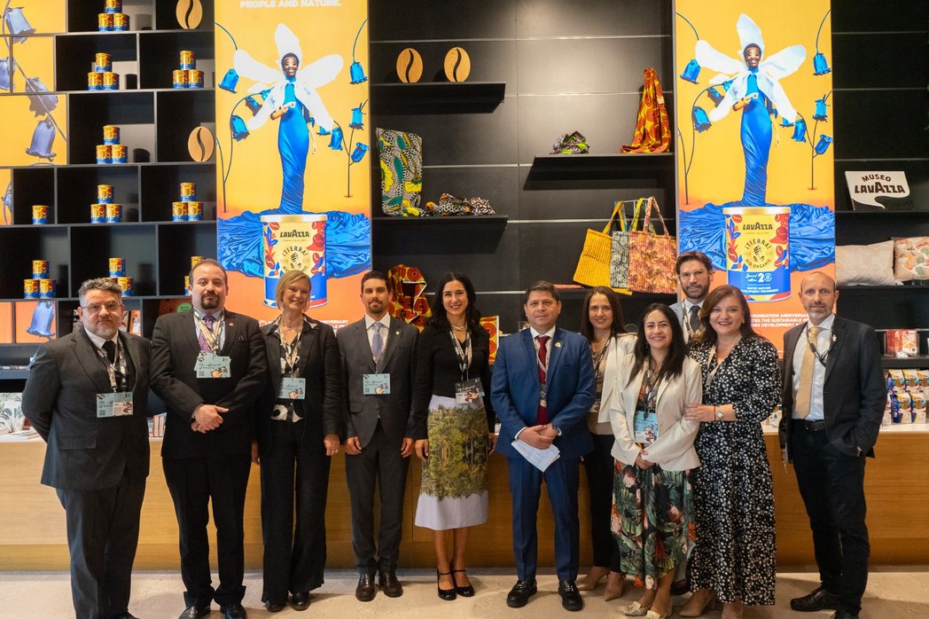 PNUDEcuador's tweet photo. ☕🌿 #ProducciónSostenible | El primer café sin deforestación del mundo, es ecuatoriano 🇪🇨

En el marco del 2⃣0⃣º aniversario de la Fundación Lavazza, @lavazzagroup , junto a @pnud , @AgriculturaEc  , @Ambiente_Ec , @AgrocalidadEC y #FAPECAFES, lanzaron la marca de café #TIERRA. https://t.co/HKLW4mBqFl