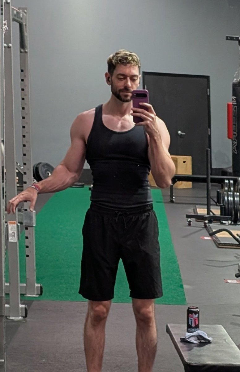 siptonic's tweet photo. The key to looking absolutely MASSIVE:

Wear tighter clothes https://t.co/W4KNTKWPD4