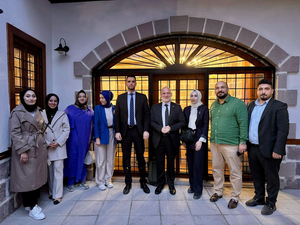 Meslektaşlarımızla İstişare Toplantılarını Sürdürüyoruz

Avukatlık kimliğinin tüm alanlarda daha da saygın olması amacıyla ilkeleri olan, kurumsal yapısı oturmuş, bağımsız bir Baro çalışmalarımızı sürdürüyoruz.

DEĞER GÖREN AVUKAT, DEĞER VEREN BARO