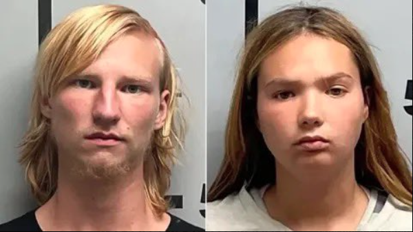 PAREJA  INTENTA VENDER A SU BEBÉ POR 6 CERVEZAS Y 1,000 DÓLARES EN UN CAMPING  En Arkansas, Darien Urban y Shalene Ehlers, una pareja local, enfrenta serias acusaciones tras intentar vender a su bebé de dos meses en un camping. Según informes, ofrecieron a su hijo a cambio de