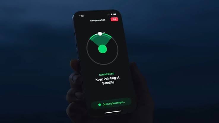TechStoryin's tweet image. Apple’s iPhone satellite messaging is ‘literally saving lives’ amid North Carolina flooding.

 #imessage