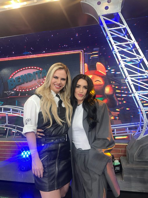Una geniaaaa @lalioficial ❤️❤️ paso por @BenditaOk y todos la amamos! https://t.co/4VApKeNrnx