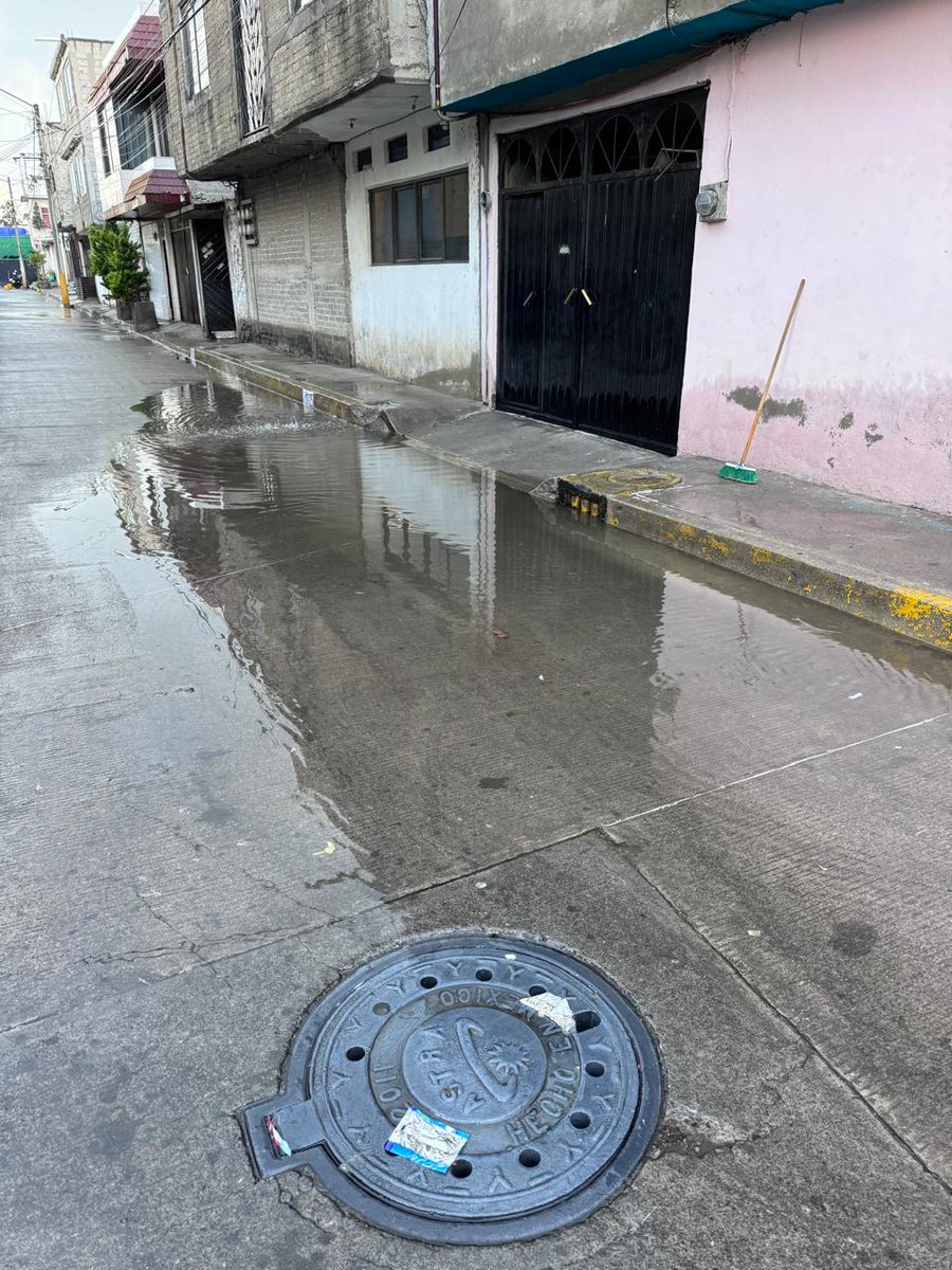 chatocuervo's tweet photo. Coladera tapada en fco Carbajal esquina tres culturas col lázaro Cárdenas @GobNeza @ODAPAS_NEZA https://t.co/B2MdtGYdCJ