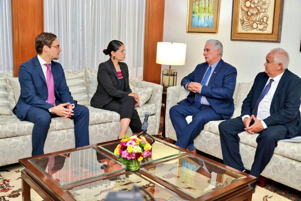 BeatrizJUrrutia's tweet photo. Desde #SantiagoDeCuba seguimos la agenda de nuestro presidente @DiazCanelB en México. Esta visita fortalece los lazos de hermandad y respeto mutuo entre la nación azteca y #Cuba.
¡Éxitos al Primer Secretario del @PartidoPCC en la tierra de Juárez y Morelos!
#DíazCanelEnMéxico https://t.co/MpyboFbqWm