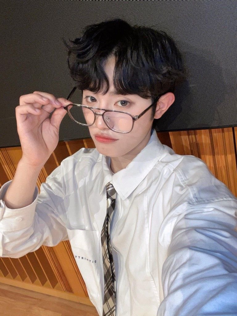 junseosluv's tweet photo. in honor of my bias finally creating his instagram account🤗 love u milll <3 #OnlyOneOfselcaday #lyOnselcaday #OOOselcaday https://t.co/33aPVdVWda